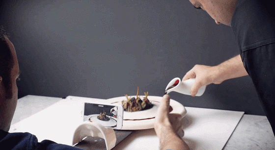 Animation showing spinning plate food photography.